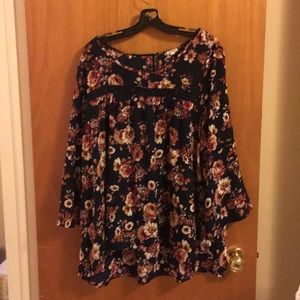 Eyeshadow floral top